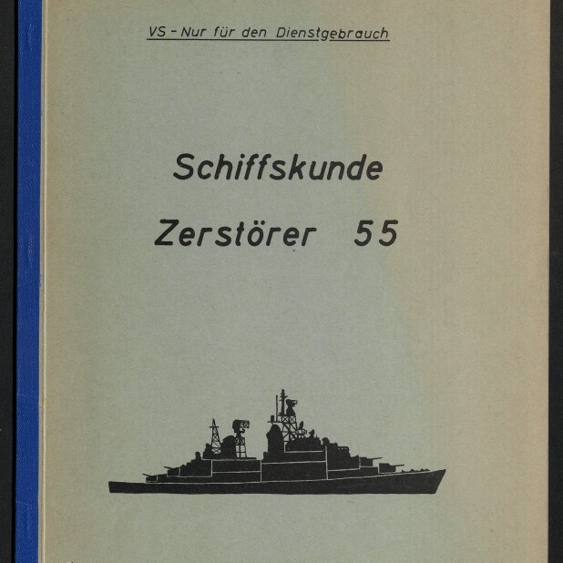 Deckblatt eines technischen Handbuchs mit der Überschrift „Schiffskunde Zerstörer 55“, darunter die schwarze Silhouette eines Zerstörers; oben links der Schriftzug „VS - Nur für den Dienstgebrauch“, oben rechts „Prüfnr. 236“, mit blauem Buchrücken und Museumslogo unten links.