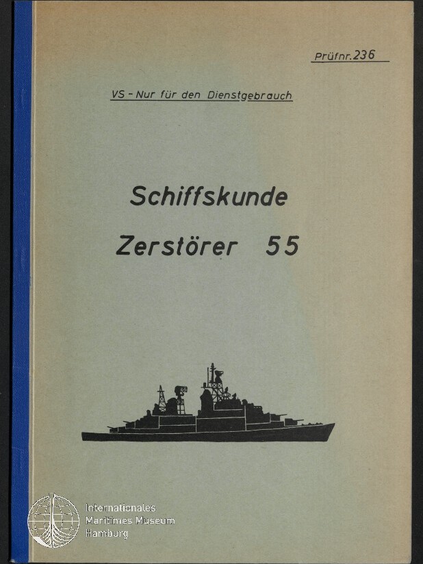 Deckblatt eines technischen Handbuchs mit der Überschrift „Schiffskunde Zerstörer 55“, darunter die schwarze Silhouette eines Zerstörers; oben links der Schriftzug „VS - Nur für den Dienstgebrauch“, oben rechts „Prüfnr. 236“, mit blauem Buchrücken und Museumslogo unten links.