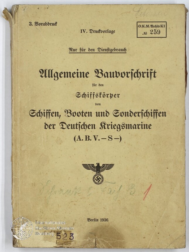 Beige, abgenutztes Heft mit dem Titel ‚Allgemeine Bauvorschrift für den Schiffskörper von Schiffen, Booten und Sonderschiffen der Deutschen Kriegsmarine‘, Dienststempel, NS‑Reichsadler mit Hakenkreuz auf der Vorderseite und Druckvermerk ‚Berlin 1936‘.