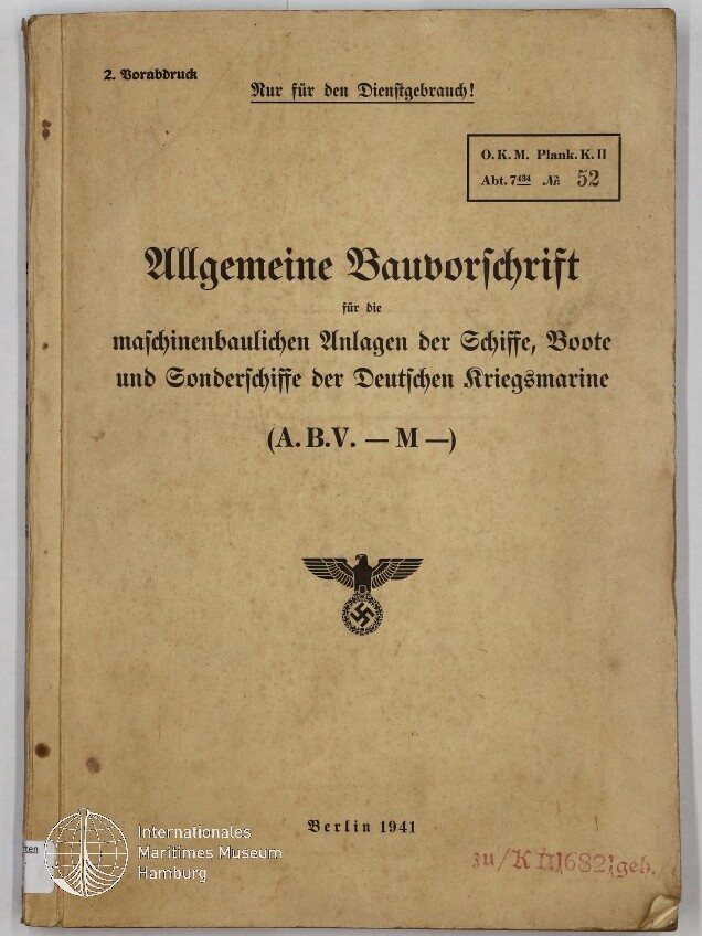 Titelblatt eines 1941 erschienenen deutschen Marinehandbuchs mit dem Titel „Allgemeine Bauvorschrift“ für maschinenbauliche Anlagen der Schiffe der Deutschen Kriegsmarine, oben der Vermerk „Nur für den Dienstgebrauch!“, in der Mitte ein schwarzer Reichsadler mit Hakenkreuz und unten links ein Siegel des Internationalen Maritimen Museums Hamburg.