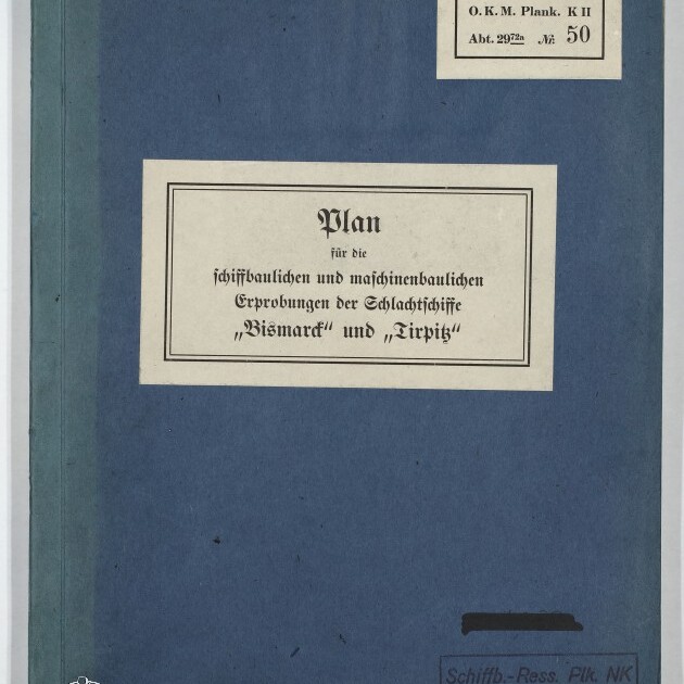 Blaues Heft mit mittigem, weißem Etikett in Frakturschrift: „Plan für die schiffbaulichen und maschinenbaulichen Erprobungen der Schlachtschiffe Bismarck und Tirpitz“, oben rechts ein kleines Beschriftungsfeld mit Aktenangaben, unten rechts ein gestempeltes Formular mit teilweise geschwärzter Stelle und unten links das Logo des Internationalen Maritimen Museums Hamburg.