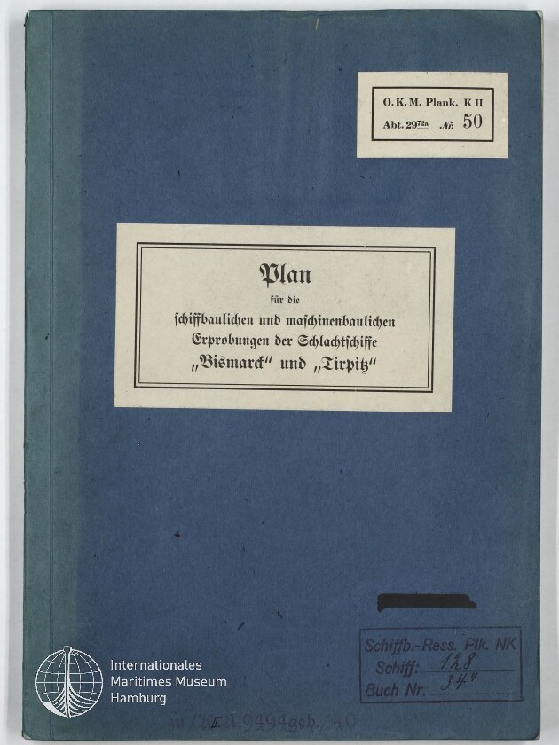 Blaues Heft mit mittigem, weißem Etikett in Frakturschrift: „Plan für die schiffbaulichen und maschinenbaulichen Erprobungen der Schlachtschiffe Bismarck und Tirpitz“, oben rechts ein kleines Beschriftungsfeld mit Aktenangaben, unten rechts ein gestempeltes Formular mit teilweise geschwärzter Stelle und unten links das Logo des Internationalen Maritimen Museums Hamburg.