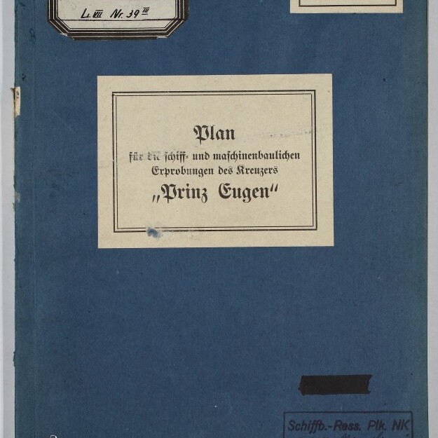 Blaues Heft mit mittig aufgeklebtem cremefarbenem Etikett mit dem Frakturtitel „Plan für die schiffs- und maschinenbaulichen Erprobungen des Kreuzers ‚Prinz Eugen‘“, mehreren Archivetiketten und Stempeln sowie dem Logo des Internationalen Maritimen Museums Hamburg unten links.