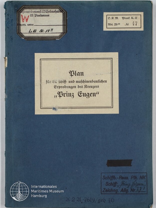 Blaues Heft mit mittig aufgeklebtem cremefarbenem Etikett mit dem Frakturtitel „Plan für die schiffs- und maschinenbaulichen Erprobungen des Kreuzers ‚Prinz Eugen‘“, mehreren Archivetiketten und Stempeln sowie dem Logo des Internationalen Maritimen Museums Hamburg unten links.