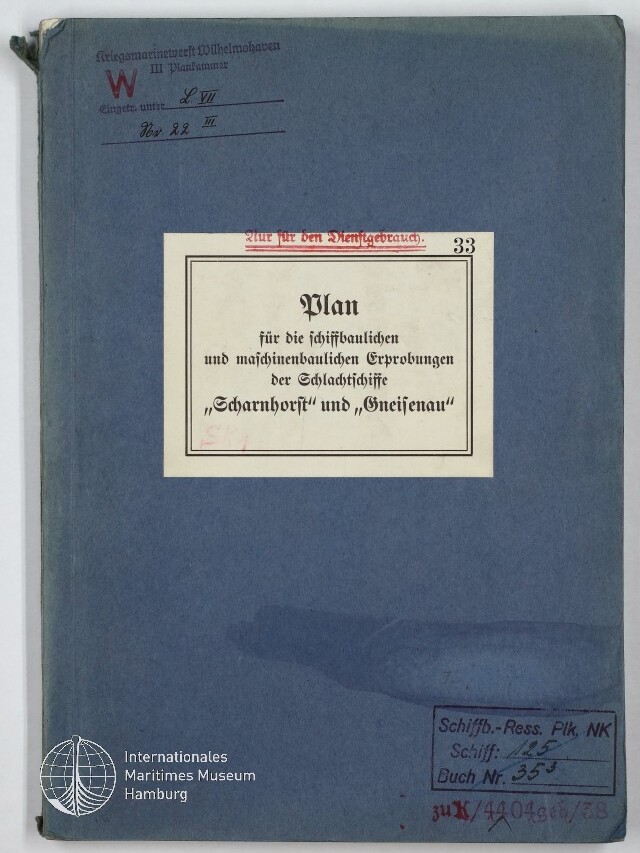 Blaues Dokumentenheft mit zentralem weißen Etikett, auf dem in Frakturschrift der Titel „Plan für die schiffbaulichen und maschinenbaulichen Erprobungen der Schlachtschiffe ‚Scharnhorst‘ und ‚Gneisenau‘“ steht; oben rote Aufschrift ‚Nur für den Dienstgebrauch‘, links oben Stempel und beschädigte Ecke, unten rechts weiterer Stempel mit handschriftlichen Notizen sowie am unteren linken Rand das Logo des Internationalen Maritimen Museums Hamburg; leichte Wasserränder auf dem Umschlag.