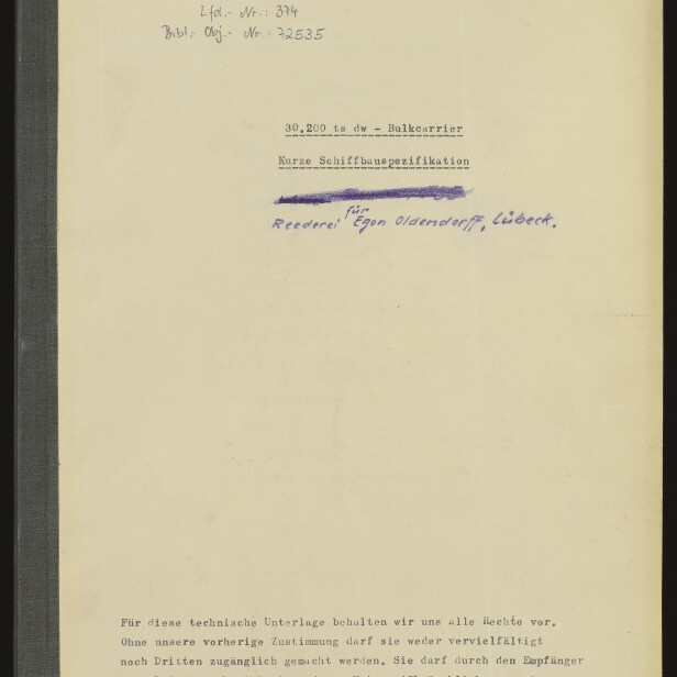 Beige Dokumentumschlag der Lübecker Flender‑Werke mit schwarzem Leinenrücken, Titel '30,200 ts dw – Bulkcarrier / Kurze Schiffbauspezifikation', handschriftlichem blauen Vermerk 'Reederei Egon Oldendorff, Lübeck' und kleinem Stempel des Internationalen Maritimen Museums Hamburg unten links.