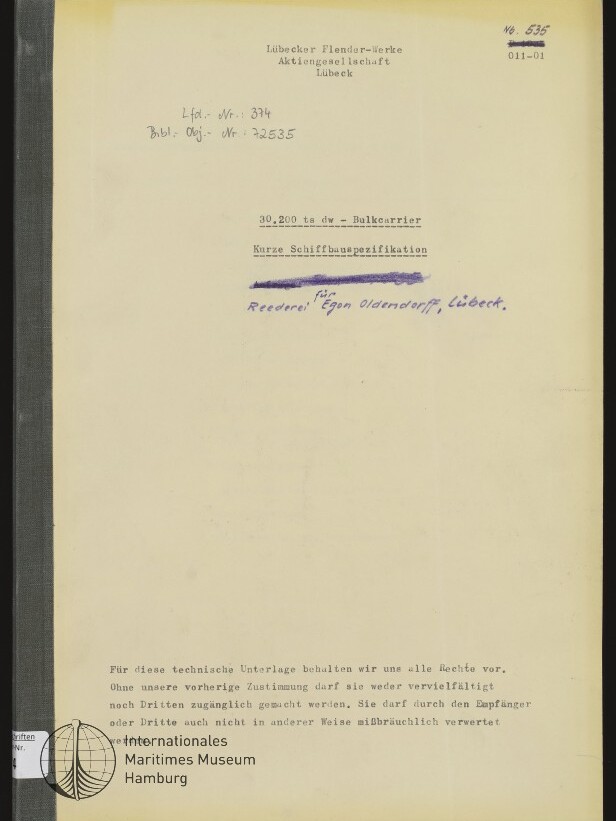 Beige Dokumentumschlag der Lübecker Flender‑Werke mit schwarzem Leinenrücken, Titel '30,200 ts dw – Bulkcarrier / Kurze Schiffbauspezifikation', handschriftlichem blauen Vermerk 'Reederei Egon Oldendorff, Lübeck' und kleinem Stempel des Internationalen Maritimen Museums Hamburg unten links.