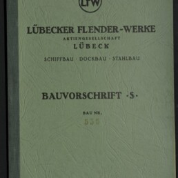 Grün strukturierter Einband mit rundem LfW-Logo oben, der Aufschrift Lübecker Flender-Werke Aktiengesellschaft Lübeck, dem Untertitel Schiffbau · Dockbau · Stahlbau, dem Titel Bauvorschrift S mit Bau-Nr. 535 und einem kleinen weißen Logo des Internationalen Maritimen Museums Hamburg unten links.