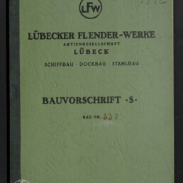 Grün texturierter Einband mit schwarzem Buchrücken, oben kreisförmiges LFW-Logo und in großen schwarzen Lettern „Lübecker Flender‑Werke Aktiengesellschaft Lübeck“, darunter „Schiffbau · Dockbau · Stahlbau“, mittig der Titel „Bauvorschrift S.“ und darunter „Bau Nr. 537“ (die 537 in roter Schrift), unten links weißes Logo des Internationalen Maritimen Museums Hamburg.