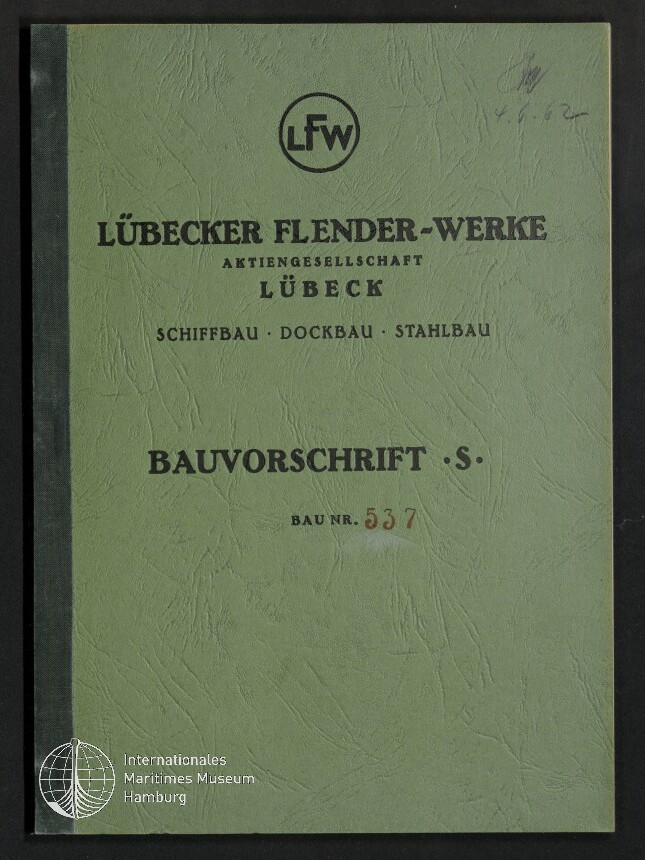Grün texturierter Einband mit schwarzem Buchrücken, oben kreisförmiges LFW-Logo und in großen schwarzen Lettern „Lübecker Flender‑Werke Aktiengesellschaft Lübeck“, darunter „Schiffbau · Dockbau · Stahlbau“, mittig der Titel „Bauvorschrift S.“ und darunter „Bau Nr. 537“ (die 537 in roter Schrift), unten links weißes Logo des Internationalen Maritimen Museums Hamburg.