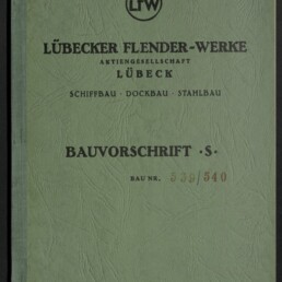 Grüner Heftumschlag mit Kreislogo oben und der Aufschrift „Lübecker Flender‑Werke Aktiengesellschaft Lübeck“, darunter „Schiffbau · Dockbau · Stahlbau“ und mittig der Titel „Bauvorschrift · S“ sowie eingestempelter Bau‑Nr. 539/540; Museumslogo unten links.