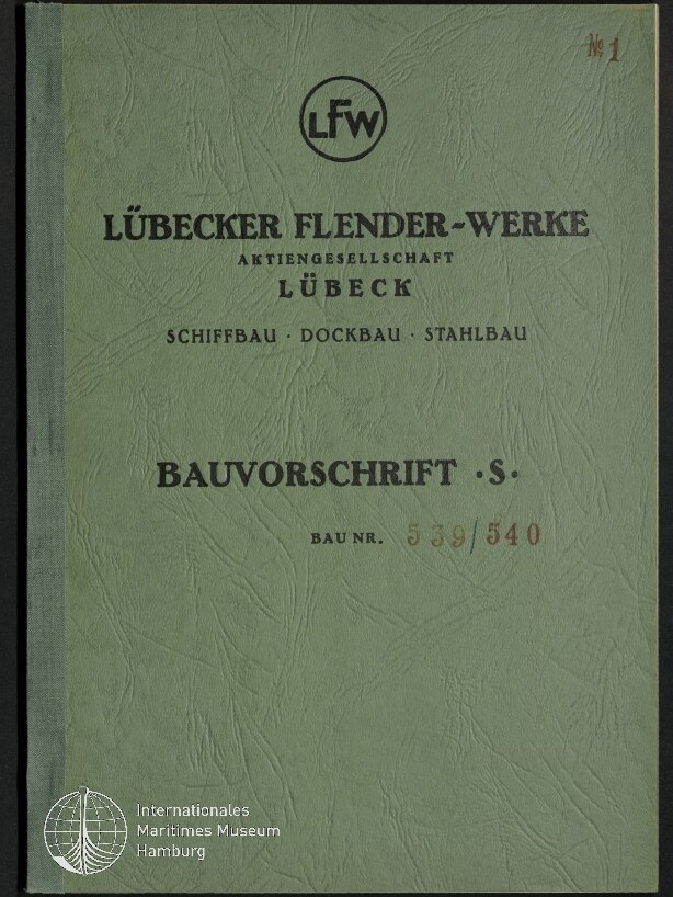 Grüner Heftumschlag mit Kreislogo oben und der Aufschrift „Lübecker Flender‑Werke Aktiengesellschaft Lübeck“, darunter „Schiffbau · Dockbau · Stahlbau“ und mittig der Titel „Bauvorschrift · S“ sowie eingestempelter Bau‑Nr. 539/540; Museumslogo unten links.