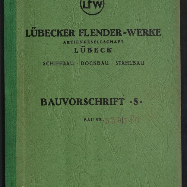 Grünes Einbandheft mit rundem LFW-Logo oben, großer Aufschrift „Lübecker Flender‑Werke Aktiengesellschaft Lübeck“, darunter „Schiffbau · Dockbau · Stahlbau“ und Titel „Bauvorschrift S“ mit eingetragener Bau‑Nr. 539/540; unten links weißes Logo des Internationalen Maritimen Museums Hamburg.