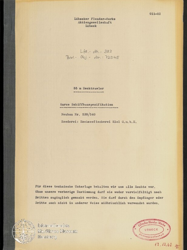 Vergilbtes Deckblatt mit Kopfzeile «Lübecker Flender‑Werke Aktiengesellschaft Lübeck», handschriftlichen Notizen oben, Titel «55 m Hecktrawler — Kurze Schiffbauspezifikation», Angaben Neubau Nr. 539/540 und Reederei «Hochseefischerei Kiel G.m.b.H.», rechtlicher Hinweis unten sowie roter Firmenstempel rechts unten und Museumssiegel links unten; schwarzer Buchrücken links.