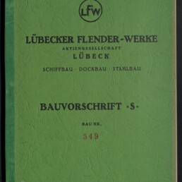 Grünes, strukturiertes Buchcover mit rundem LFW-Logo oben, dem Titel LÜBECKER FLENDER-WERKE Aktiengesellschaft LÜBECK, den Angaben SCHIFFBAU · DOCKBAU · STAHLBAU, der Überschrift BAUVORSCHRIFT S und der Bau‑Nr. 549; unten links das Logo des Internationalen Maritimen Museums Hamburg.