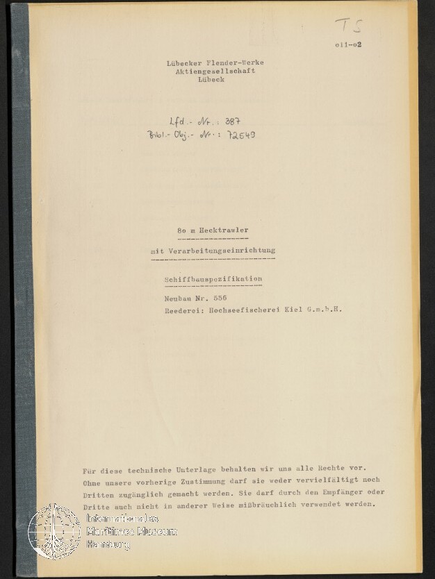 Deckblatt einer maschinenschriftlichen technischen Spezifikation der Lübecker Flender‑Werke für einen 80 m Hecktrawler (Neubau Nr. 556, Reederei: Hochseefischerei Kiel G.m.b.H.), mit handschriftlichen Notizen oben rechts und Museumsstempel unten links.
