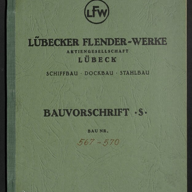 Grüner, strukturiert wirkender Einband eines Bauvorschriftshefts der Lübecker Flender-Werke mit rundem LFW-Logo oben, dem Titeltext Lübecker Flender-Werke Aktiengesellschaft Lübeck Schiffbau · Dockbau · Stahlbau und der Bezeichnung BAUVORSCHRIFT .S. BAU NR. 567–570 sowie kleinem Logo des Internationalen Maritimen Museums Hamburg unten links
