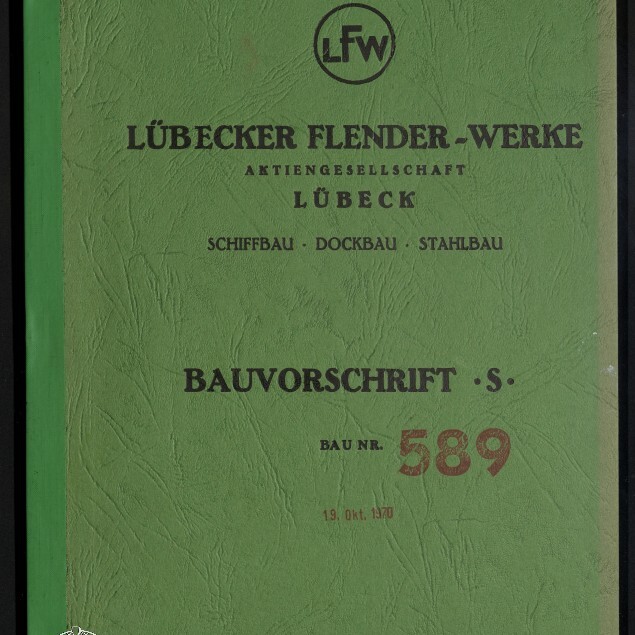 Grünes, strukturiertes Deckblatt eines Dokuments der Lübecker Flender‑Werke mit rundem LFW‑Logo oben, dem Titel „LÜBECKER FLENDER‑WERKE“, den Stichworten „Schiffbau · Dockbau · Stahlbau“, roter Großzahl „589“ als Bau‑Nr., kleinem Datumsstempel „19. Okt. 1970“, roter „16“ oben rechts und weißem Logo des Internationalen Maritimen Museums Hamburg unten links.