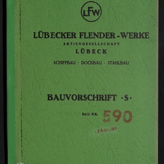 Grünes, strukturiertes Heftcover mit dem LFW‑Logo und der Aufschrift „Lübecker Flender‑Werke Aktiengesellschaft Lübeck“, darunter „Schiffbau · Dockbau · Stahlbau“, groß „Bauvorschrift S“ und rot „Bau Nr. 590“, unten links Logo und Schriftzug des Internationalen Maritimen Museums Hamburg.