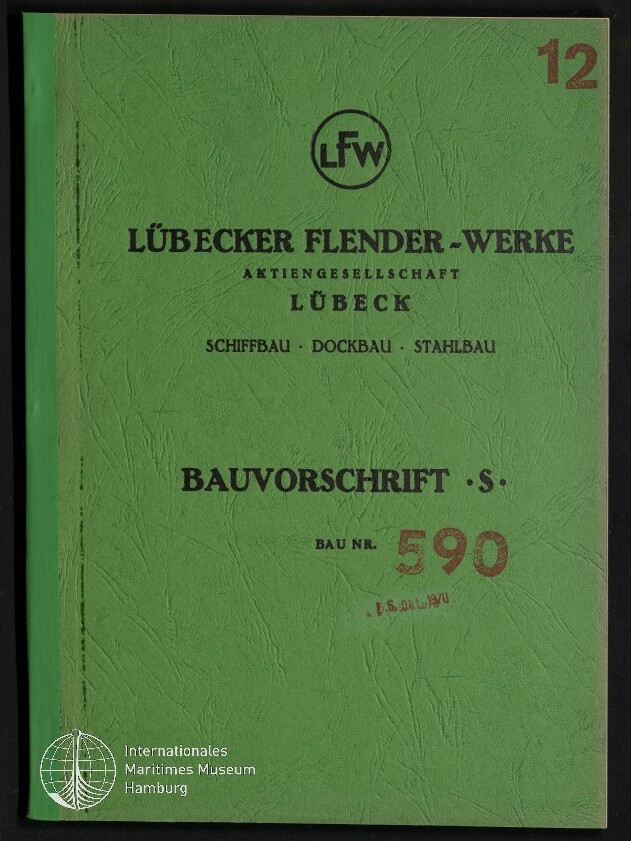 Grünes, strukturiertes Heftcover mit dem LFW‑Logo und der Aufschrift „Lübecker Flender‑Werke Aktiengesellschaft Lübeck“, darunter „Schiffbau · Dockbau · Stahlbau“, groß „Bauvorschrift S“ und rot „Bau Nr. 590“, unten links Logo und Schriftzug des Internationalen Maritimen Museums Hamburg.