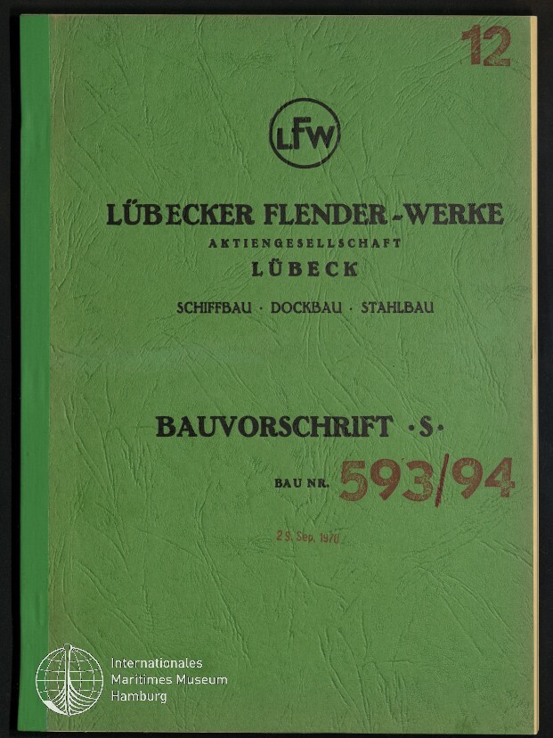 Grüner, strukturiert wirkender Einband eines technischen Hefts der Lübecker Flender‑Werke (LFW) mit Kreislogo, Titelschrift 'LÜBECKER FLENDER‑WERKE AKTIENGESELLSCHAFT LÜBECK', den Angaben 'SCHIFFBAU · DOCKBAU · STAHLBAU', der Überschrift 'BAUVORSCHRIFT S' und der auffälligen roten Bau‑Nr. '593/94', unten links das Logo des Internationalen Maritimen Museums Hamburg.