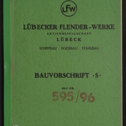 Grünes Einbanddeckblatt eines technischen Hefts der Lübecker Flender-Werke (LFW) mit Logo oben, der Aufschrift 'LÜBECKER FLENDER-WERKE AKTIENGESELLSCHAFT LÜBECK', den Stichworten 'SCHIFFBAU · DOCKBAU · STAHLBAU', dem Titel 'BAUVORSCHRIFT S.' und der Bau-Nr. '595/96' sowie einem kleinen Museumslogo unten links.