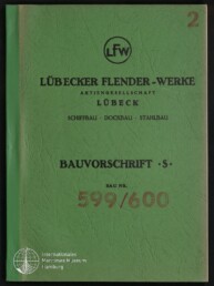 Grün strukturierter Einband eines Technikhefts der Lübecker Flender‑Werke (LFW) mit dem Titel 'BAUVORSCHRIFT · S', Firmenangaben 'LÜBECKER FLENDER‑WERKE AKTIENGESELLSCHAFT LÜBECK', den Fachbereichen 'SCHIFFBAU · DOCKBAU · STAHLBAU', der Bau‑Nr. 599/600, einer kleinen Ziffer '2' oben rechts und dem Logo des Internationalen Maritimen Museums Hamburg unten links.