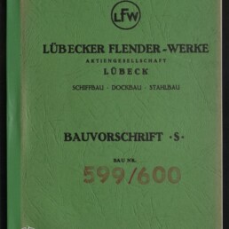 Grün strukturierter Einband eines Technikhefts der Lübecker Flender‑Werke (LFW) mit dem Titel 'BAUVORSCHRIFT · S', Firmenangaben 'LÜBECKER FLENDER‑WERKE AKTIENGESELLSCHAFT LÜBECK', den Fachbereichen 'SCHIFFBAU · DOCKBAU · STAHLBAU', der Bau‑Nr. 599/600, einer kleinen Ziffer '2' oben rechts und dem Logo des Internationalen Maritimen Museums Hamburg unten links.