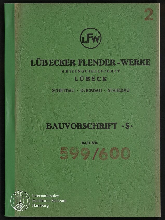 Grün strukturierter Einband eines Technikhefts der Lübecker Flender‑Werke (LFW) mit dem Titel 'BAUVORSCHRIFT · S', Firmenangaben 'LÜBECKER FLENDER‑WERKE AKTIENGESELLSCHAFT LÜBECK', den Fachbereichen 'SCHIFFBAU · DOCKBAU · STAHLBAU', der Bau‑Nr. 599/600, einer kleinen Ziffer '2' oben rechts und dem Logo des Internationalen Maritimen Museums Hamburg unten links.