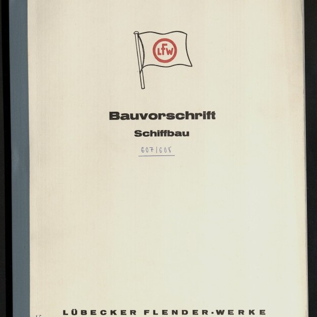 Umschlag eines beigefarbenen Handbuchs mit dunklem Buchrücken, mittig ein Flaggenlogo mit den Buchstaben LFW und die Titelzeilen ‚Bauvorschrift‘ und ‚Schiffbau‘, darunter handschriftliche Nummer ‚607/1608‘ und am unteren Rand der Firmenname ‚Lübecker Flender-Werke Aktiengesellschaft‘ sowie ein runder Stempel links unten.
