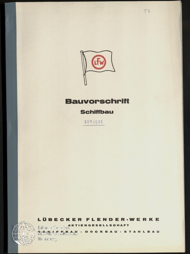 Umschlag eines beigefarbenen Handbuchs mit dunklem Buchrücken, mittig ein Flaggenlogo mit den Buchstaben LFW und die Titelzeilen ‚Bauvorschrift‘ und ‚Schiffbau‘, darunter handschriftliche Nummer ‚607/1608‘ und am unteren Rand der Firmenname ‚Lübecker Flender-Werke Aktiengesellschaft‘ sowie ein runder Stempel links unten.