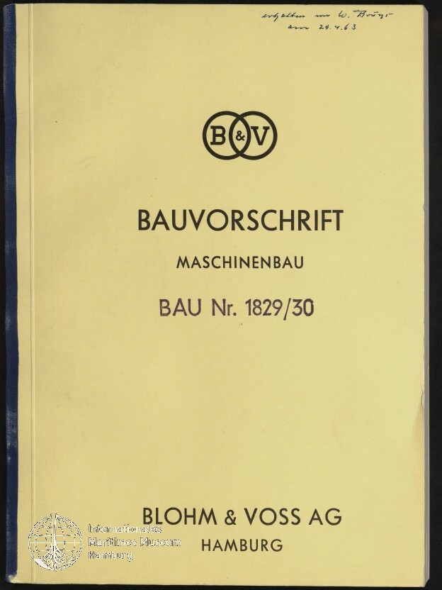 Deckblatt eines gelblichen Hefts mit B&V-Logo, Titel „BAUVORSCHRIFT Maschinenbau“, der Angabe BAU Nr. 1829/30, dem Firmennamen Blohm & Voss AG Hamburg, blauem Rücken und handschriftlichem Vermerk oben rechts.
