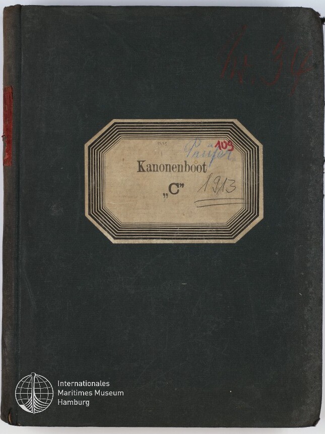 Schwarzer Bucheinband mit beigem, mehrfach gerahmtem Etikett in der Mitte, auf dem ‚Kanonenboot 
