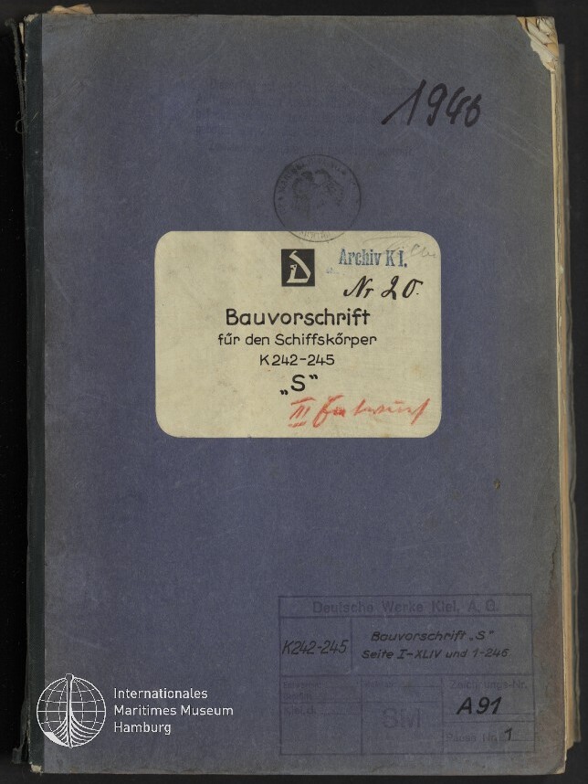 Blaue, leicht abgenutzte Aktenmappe mit weißem Etikett «Bauvorschrift für den Schiffskörper K242-245 
