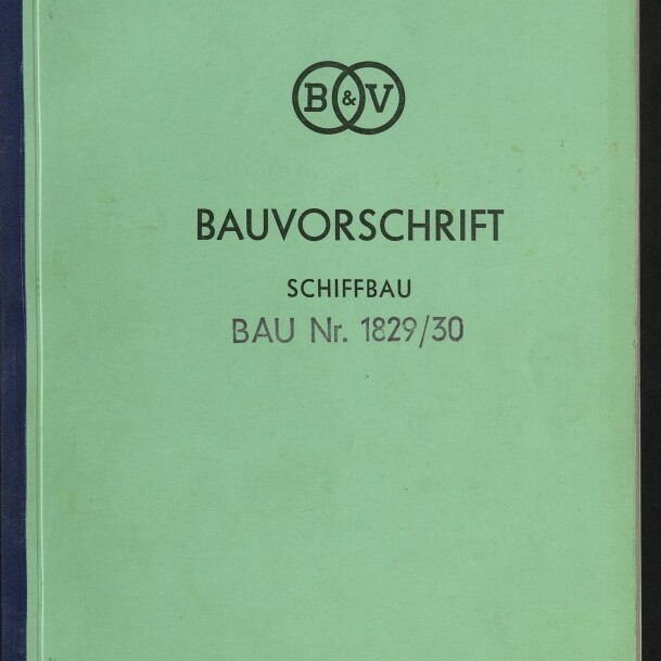Grüner Umschlag einer Bauvorschrift mit verschlungenem B&V-Logo oben, großem Titel ‚BAUVORSCHRIFT‘, Unterzeile ‚SCHIFFBAU BAU Nr. 1829/30‘, Firmenangabe ‚BLOHM & VOSS AG HAMBURG‘ unten, blauem Leinenrücken und kleinem Museumssignet in der unteren linken Ecke.