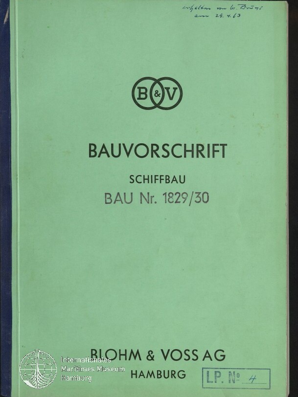 Grüner Umschlag einer Bauvorschrift mit verschlungenem B&V-Logo oben, großem Titel ‚BAUVORSCHRIFT‘, Unterzeile ‚SCHIFFBAU BAU Nr. 1829/30‘, Firmenangabe ‚BLOHM & VOSS AG HAMBURG‘ unten, blauem Leinenrücken und kleinem Museumssignet in der unteren linken Ecke.