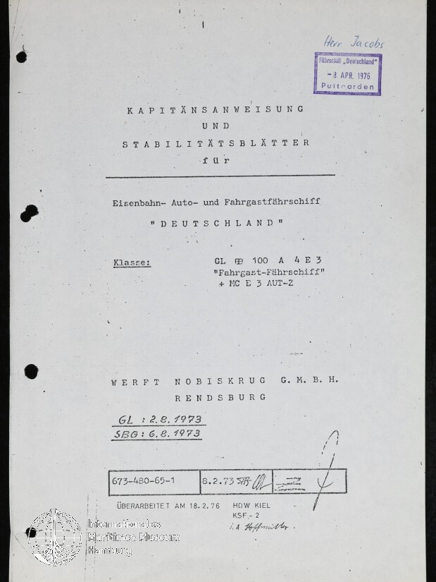 Titelseite eines maschinengeschriebenen deutschen Schiffsdokuments mit der Überschrift ‚Kapitänsanweisung und Stabilitätsblätter für Eisenbahn-, Auto- und Fahrgastfährschiff „Deutschland“‘, violettem Stempel mit Datum oben rechts, handschriftlicher Notiz, mehreren Lochungen am linken Rand sowie Werftvermerk ‚Werft Nobiskrug G.m.b.H., Rendsburg‘ und weiteren Stempeln und Unterschriften.