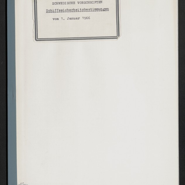 Weißes Dokument mit blauem Buchrücken und oben links aufgeklemmter rechteckiger Etikette mit schwarzem Rahmen und der Aufschrift „SCHWEDISCHE VORSCHRIFTEN / Schiffssicherheitsbestimmungen / vom 1. Januar 1966“, unten links schwaches rundes Museumsstempel-Logo.