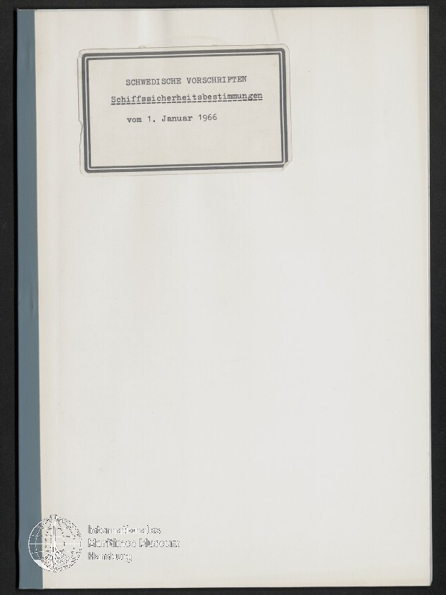 Weißes Dokument mit blauem Buchrücken und oben links aufgeklemmter rechteckiger Etikette mit schwarzem Rahmen und der Aufschrift „SCHWEDISCHE VORSCHRIFTEN / Schiffssicherheitsbestimmungen / vom 1. Januar 1966“, unten links schwaches rundes Museumsstempel-Logo.