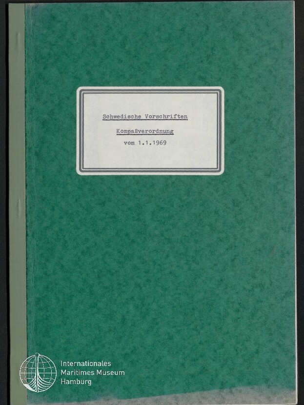 Grüner Ordner/Heft mit weißem Etikett in der Mitte, auf dem getippter Text steht: Schwedische Vorschriften — Kompaßverordnung vom 1.1.1969; unten links Logo und Schriftzug Internationales Maritimes Museum Hamburg.