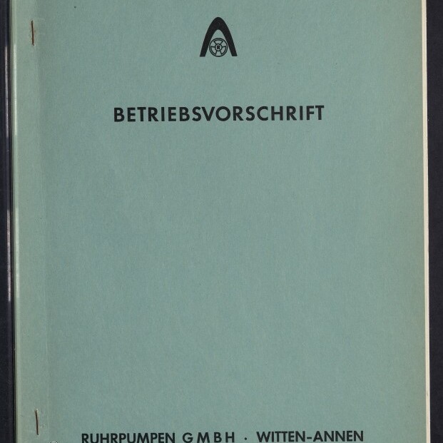 Hellblauer Heftumschlag mit kleinem schwarzen Logo oben, dem Titel BETRIEBSVORSCHRIFT in Großbuchstaben mittig und der Firmenangabe RUHRPUMPEN GMBH · WITTEN-ANNEN sowie Adresse unten, mit Museumswasserzeichen links unten.