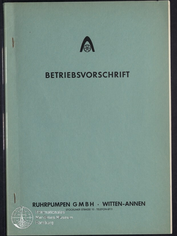 Hellblauer Heftumschlag mit kleinem schwarzen Logo oben, dem Titel BETRIEBSVORSCHRIFT in Großbuchstaben mittig und der Firmenangabe RUHRPUMPEN GMBH · WITTEN-ANNEN sowie Adresse unten, mit Museumswasserzeichen links unten.