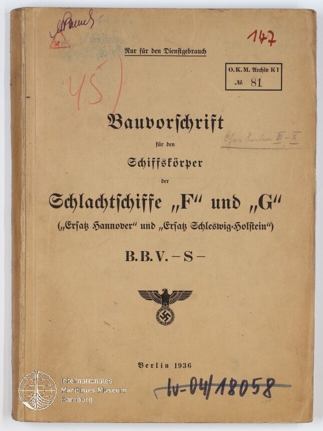 Beige Buchdeckel eines deutschen Marinebauvorschriftshefts von 1936 mit schwarzem Frakturtitel „Bauvorschrift für den Schiffskörper der Schlachtschiffe ‚F‘ und ‚G‘“, einem mittig gedruckten Reichsadler mit Hakenkreuz, roten handschriftlichen Notizen, Archivstempeln und einem Museumswasserzeichen unten links.