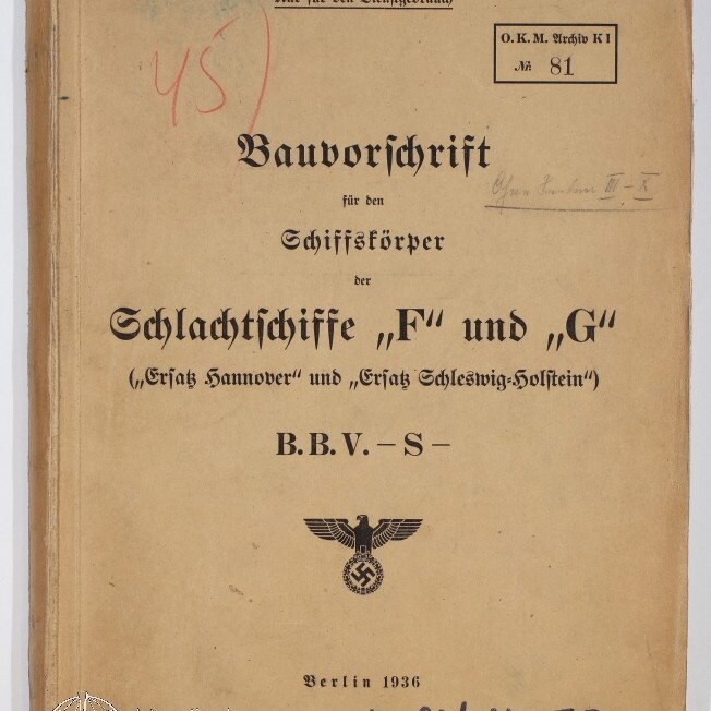 Beige Buchdeckel eines deutschen Marinebauvorschriftshefts von 1936 mit schwarzem Frakturtitel „Bauvorschrift für den Schiffskörper der Schlachtschiffe ‚F‘ und ‚G‘“, einem mittig gedruckten Reichsadler mit Hakenkreuz, roten handschriftlichen Notizen, Archivstempeln und einem Museumswasserzeichen unten links.
