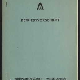 Hellgrünes geheftetes Heft mit dem Titel BETRIEBSVORSCHRIFT in großen schwarzen Buchstaben, kleinem Firmenlogo oben, am unteren Rand der Schriftzug RUHRPUMPEN GMBH – WITTEN‑ANNEN und ein Stempel des Internationalen Maritimen Museums Hamburg.