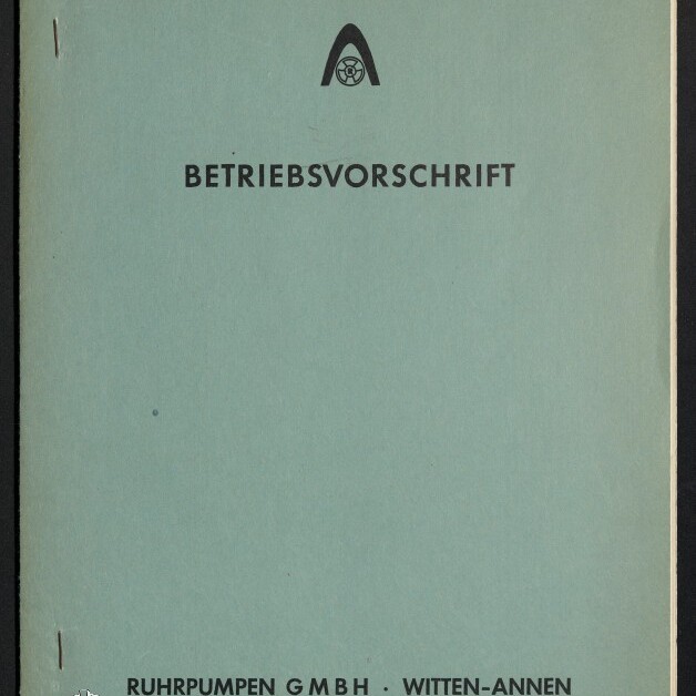 Hellgrünes geheftetes Heft mit dem Titel BETRIEBSVORSCHRIFT in großen schwarzen Buchstaben, kleinem Firmenlogo oben, am unteren Rand der Schriftzug RUHRPUMPEN GMBH – WITTEN‑ANNEN und ein Stempel des Internationalen Maritimen Museums Hamburg.
