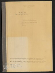 Vergilbtes Schriftstück in einer Mappe mit schwarzem Leinenrücken links, handschriftlichen Nummern und gestempelten Kopfzeilen oben, einem langen deutschen Urheberhinweis am Seitenende und dem Rundstempel des Internationalen Maritimen Museums Hamburg unten links.