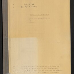Vergilbtes Schriftstück in einer Mappe mit schwarzem Leinenrücken links, handschriftlichen Nummern und gestempelten Kopfzeilen oben, einem langen deutschen Urheberhinweis am Seitenende und dem Rundstempel des Internationalen Maritimen Museums Hamburg unten links.