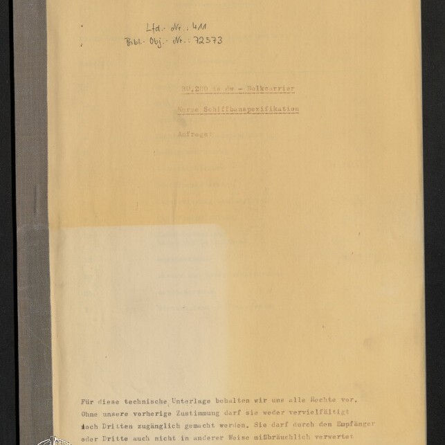 Vergilbtes Schriftstück in einer Mappe mit schwarzem Leinenrücken links, handschriftlichen Nummern und gestempelten Kopfzeilen oben, einem langen deutschen Urheberhinweis am Seitenende und dem Rundstempel des Internationalen Maritimen Museums Hamburg unten links.