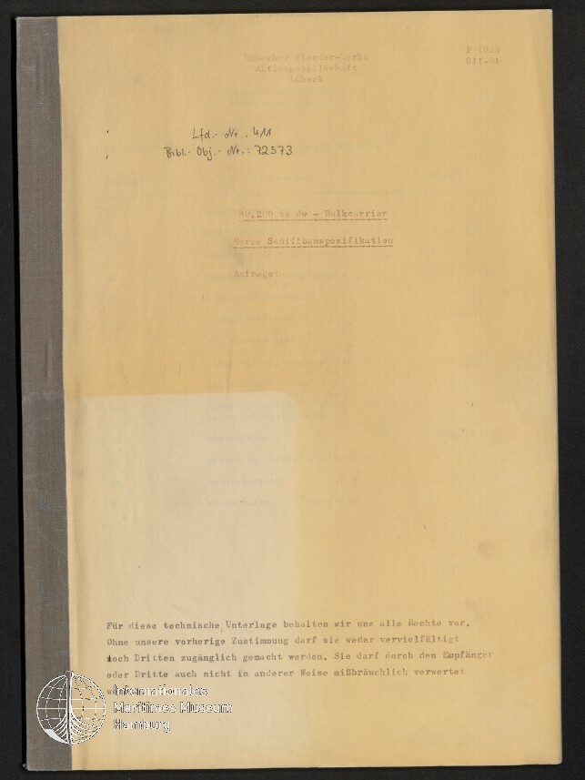 Vergilbtes Schriftstück in einer Mappe mit schwarzem Leinenrücken links, handschriftlichen Nummern und gestempelten Kopfzeilen oben, einem langen deutschen Urheberhinweis am Seitenende und dem Rundstempel des Internationalen Maritimen Museums Hamburg unten links.